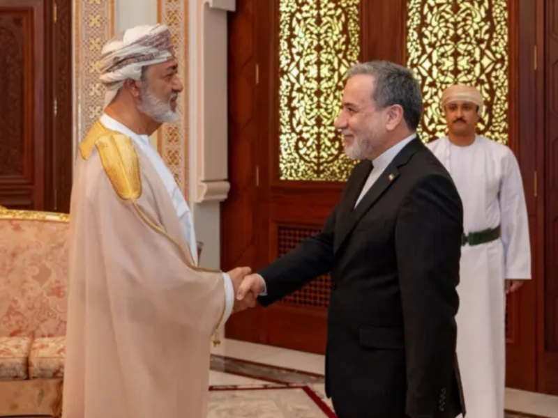 تصعيد خطير في الخليج.. إيران تعلن استهداف قاعدة أمريكية وترامب يهدد عُمان بسبب مضيق هرمز