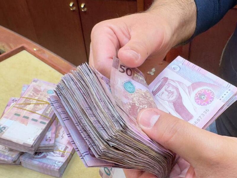 عاجل.. بدء صرف رواتب الموظفين والمتقاعدين غدًا الأربعاء