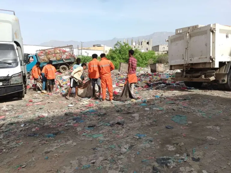 عمال نظافة لودر يواصلون جهودهم في منطقة الكدمة ضمن خطة النظافة المستمرة- نبض مصر