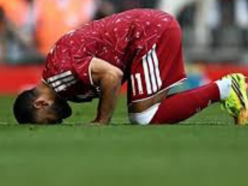 محمد صلاح يودع جماهير ليفربول بالدموع وسجدة شكر في ليلة تاريخية على ملعب الأنفيلد