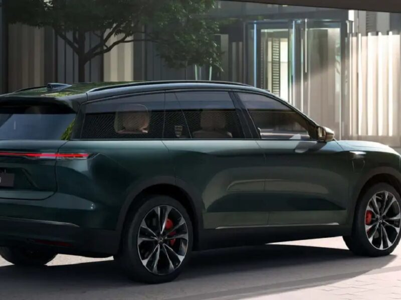 ظهور قوي لـ «نيو إي إل 8» في دبي.. SUV كهربائية تجمع الفخامة والأداء